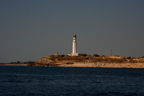 Der Leuchtturm Cabo Trafalgar steht weit vor dem Felsmassiv
