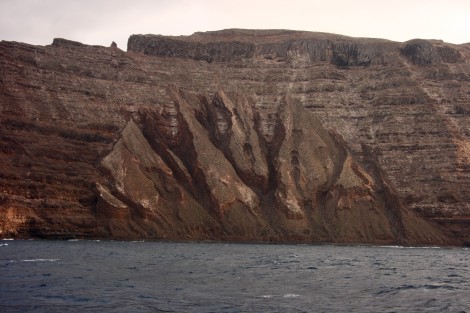 Felswände von Lanzarote gegenüber der Isla Graciosa