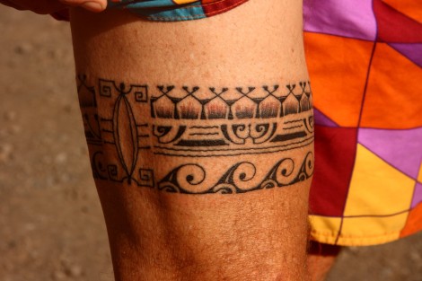 Am Tag zuvor hatte er sich dieses Tattoo mit alten marquesischen Motiven machen  lassen 